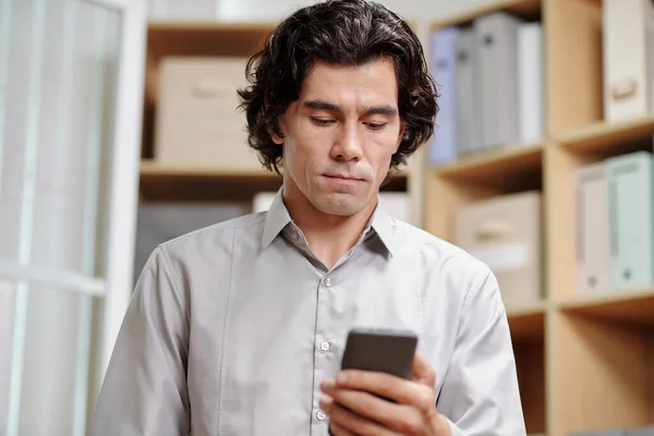 Empresário Infeliz Ler Mensagem Texto Com Más Notícias Smartphone — Fotografia de Stock