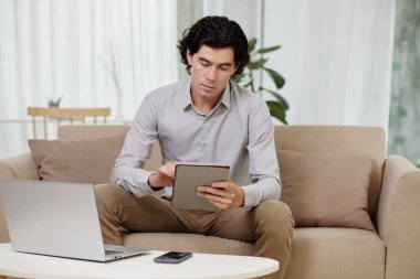 Tablet bilgisayarda ciddi girişimci okuma makalesi