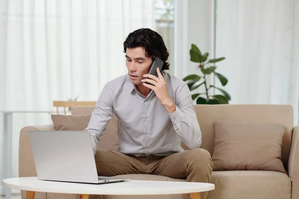 Üzletember Beszél Telefonon Amikor Ellenőrzi Dokumentumokat Laptop Képernyőn — Stock Fotó