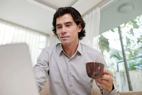점잖은 사업가가 커피를 마시고 노트북 화면에서 이메일읽기 — 스톡 사진