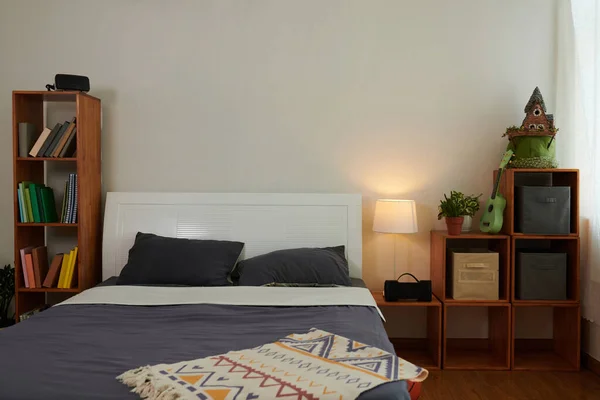 Schlafzimmer Mit Bett Bücherregal Und Lampe — Stockfoto