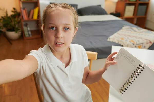 Schulmädchen Filmt Sich Bei Hausaufgaben — Stockfoto