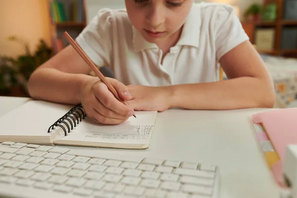 Fleißige Schülerin Erledigt Hausaufgaben Nach Dem Unterricht — Stockfoto