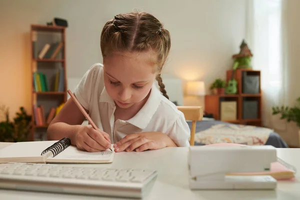 Schulmädchen Macht Hausaufgaben Für Mathe Unterricht Schreibtisch Schlafzimmer — Stockfoto