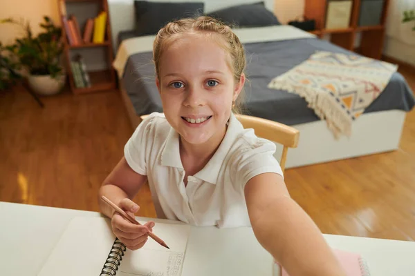 Glückliches Schulmädchen Macht Selfie Schreibtisch Bei Den Hausaufgaben — Stockfoto