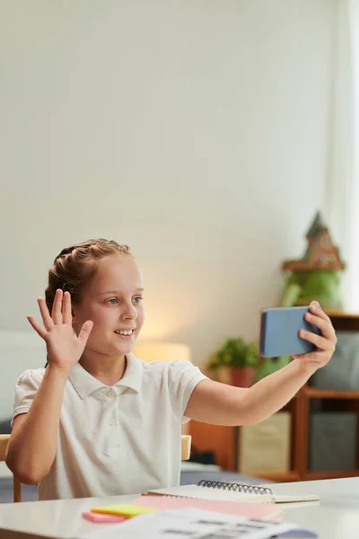 快乐的十多岁女孩视频打电话给朋友讨论家庭作业 — 图库照片