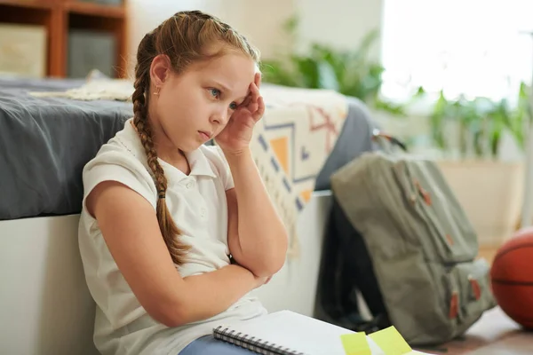 Gelangweilte Schülerin Die Satt Hat Hausaufgaben Machen Sitzt Neben Dem — Stockfoto
