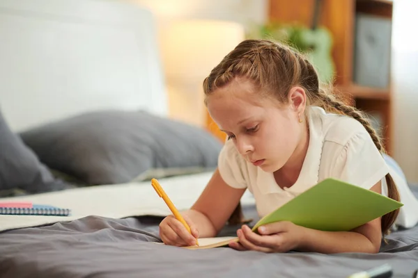 Schwangere Mädchen Liegt Auf Dem Bett Und Schreibt Ihr Tagebuch — Stockfoto