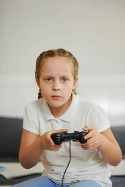 Evde Video Oyunu Oynayan Duygusal Reşit Olmayan Kız Portresi — Stok fotoğraf