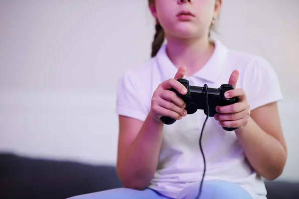 Zugeschnittenes Bild Von Mädchen Beim Spielen Eines Neuen Videospiels Hause — Stockfoto