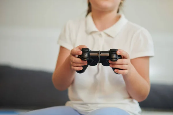 Mädchen Mit Controller Auf Händen Spielt Videospiel Hause — Stockfoto