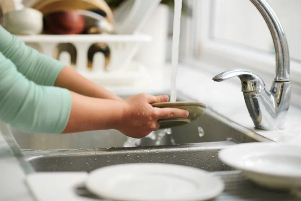 自宅で昼食を食べた後の女の子の洗濯料理 — ストック写真