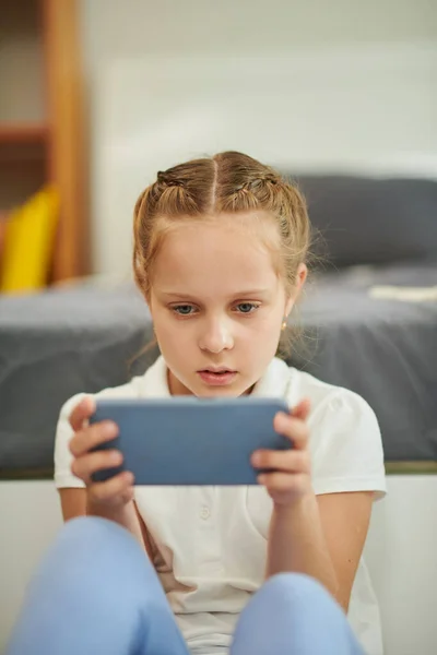 Серьезные Концентрированные Девушки Играют Игры Смартфоне — стоковое фото