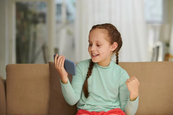 Счастливая Девушка Смотрит Короткие Видео Своего Любимого Блогера Смартфоне — стоковое фото