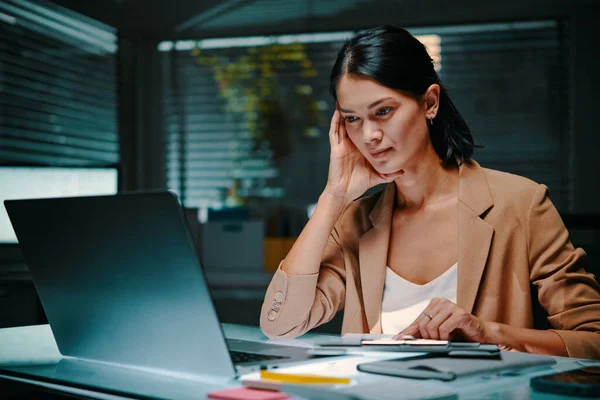 Zmęczona Bizneswoman Pracująca Późna Czytająca Raporty Dokumenty Laptopie — Zdjęcie stockowe
