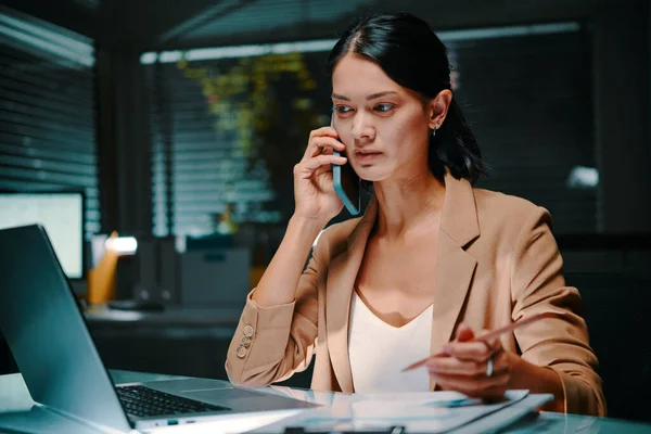 Affärskvinna Talar Telefon Med Kollega Från Ett Annat Land Tidsskillnad — Stockfoto
