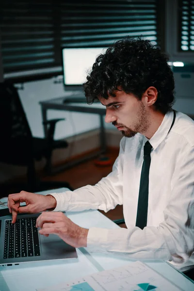 Geconcentreerde Ondernemer Werkt Laptop Aan Zijn Bureau Avonds Laat — Stockfoto