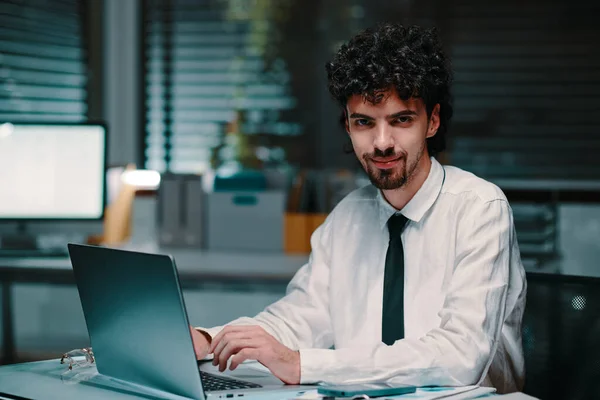 Porträtt Leende Affärsman Som Arbetar Laptop Avslutande Projektpresentation — Stockfoto