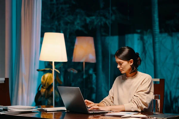 Karanlık Ofiste Dizüstü Bilgisayar Üzerinde Çalışan Ciddi Bir Kadın Girişimci — Stok fotoğraf