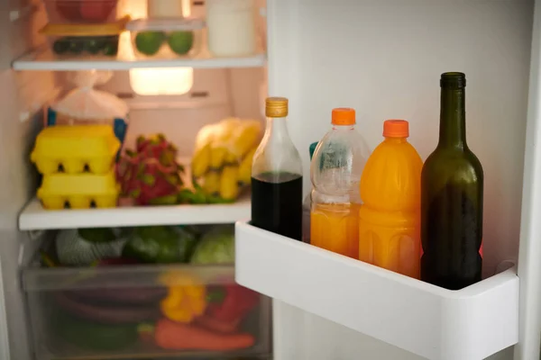 Nyitott Hűtőszekrény Borral Üdítőitalokkal Friss Gyümölcsökkel Zöldségekkel — Stock Fotó