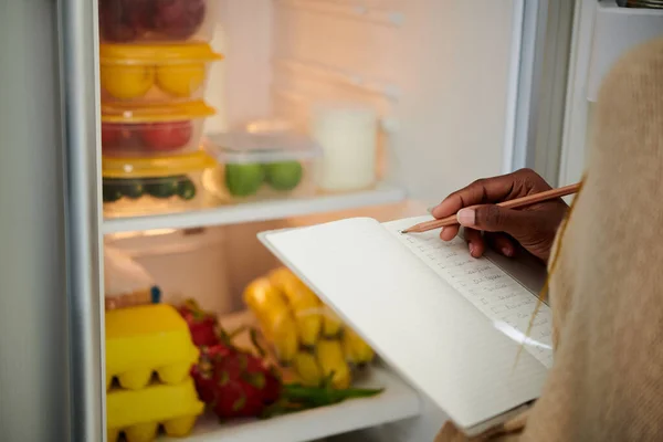 Hanımı Buzdolabını Kontrol Ediyor Alışveriş Listesi Yapıyor — Stok fotoğraf