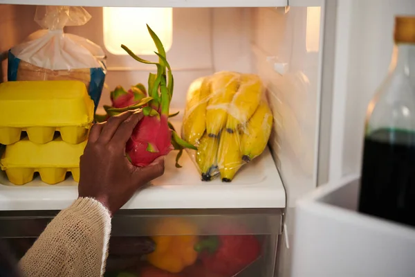 女人从冰箱里取出新鲜的龙果做冰沙 — 图库照片