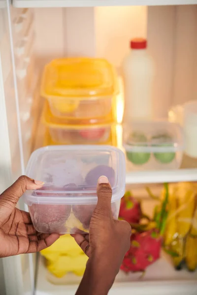Frau Organisiert Lebensmittelaufbewahrung Kühlschrank Und Packt Alles Container — Stockfoto