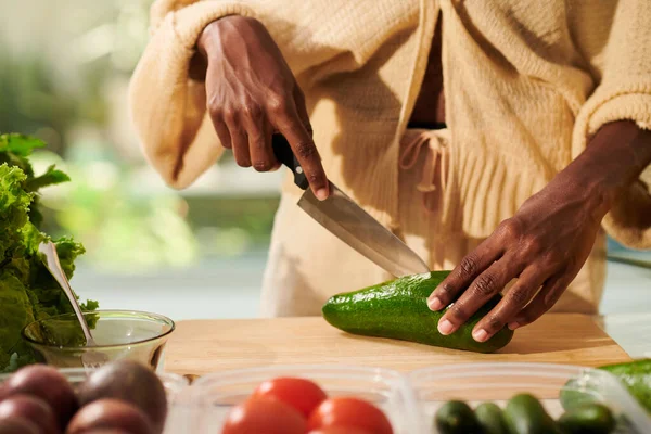 烹饪沙拉时用锋利的刀切鳄梨的妇女的特写图像 — 图库照片