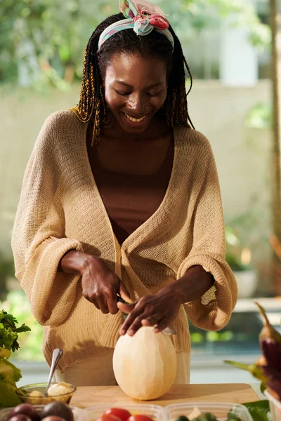 Sonriente Mujer Negra Cortando Melón Pelado Mostrador Cocina —  Fotos de Stock