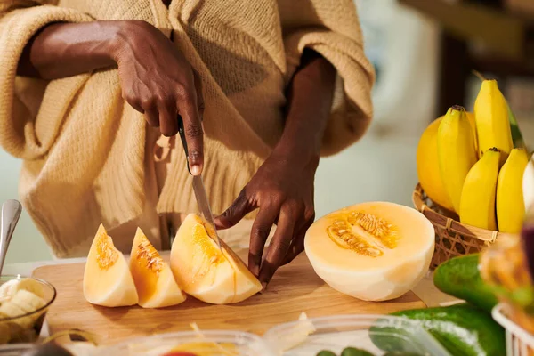 Nahaufnahme Einer Frau Die Melone Scheiben Schneidet Als Dessert Dienen — Stockfoto