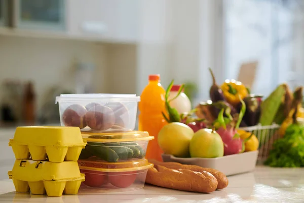 Mutfak Tezgahındaki Süpermarketten Taze Organik Yiyecekler Geliyor — Stok fotoğraf