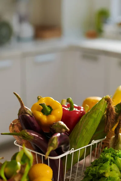 厨房桌子上的一筐新鲜有机食品 饮食和健康饮食概念 — 图库照片
