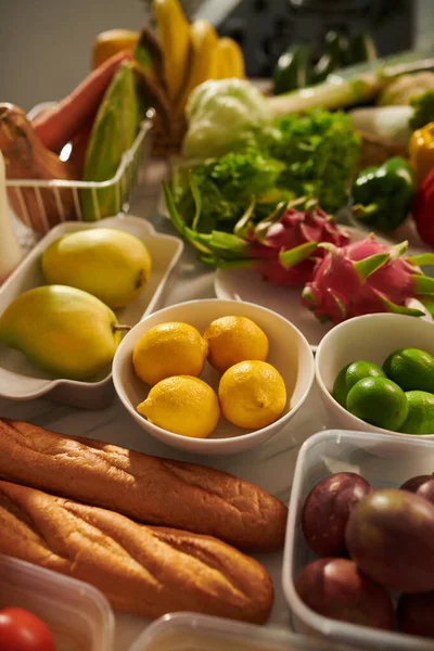 Färskt Bröd Frukt Och Grönsaker Från Den Lokala Marknaden Köksbordet — Stockfoto