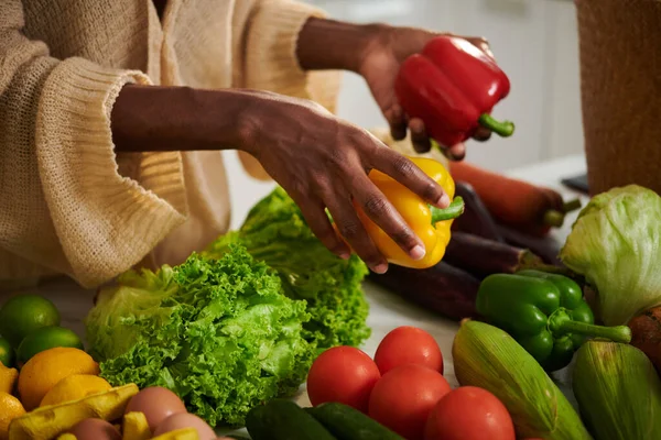 Yemek Tarifi Olarak Kırmızı Sarı Dolmalık Biber Alan Kadın — Stok fotoğraf