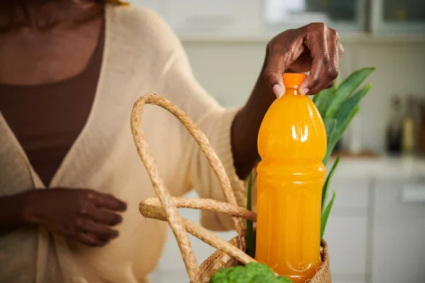 Kvinna Som Tar Flaska Färsk Apelsinjuice Från Påsen — Stockfoto