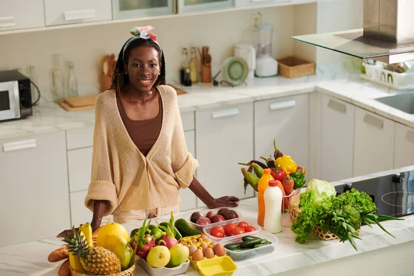 快乐的黑人妇女站在厨房柜台旁 准备做健康的饭菜 — 图库照片