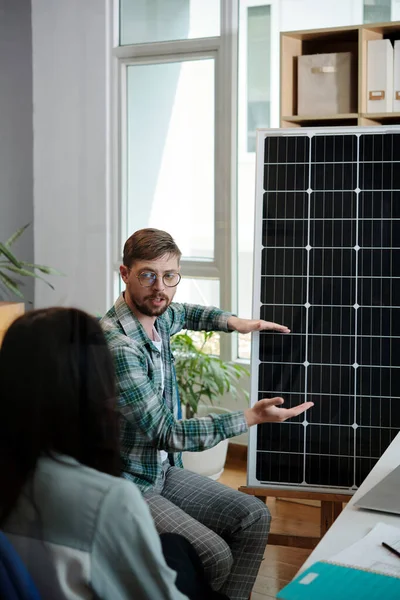 Ingenieur Erklärt Dem Kunden Die Vorteile Neuer Solarmodule — Stockfoto