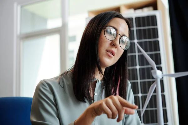 Mulher Pensiva Fiando Lâminas Turbina Eólica Pensando Energia Sustentável — Fotografia de Stock