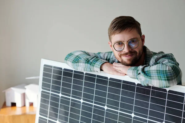 Retrato Del Cliente Feliz Apoyado Panel Solar — Foto de Stock