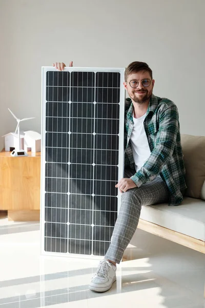 Wesoły Człowiek Pokazuje Panele Słoneczne Które Kupił Zaopatrzyć Dom Energię — Zdjęcie stockowe