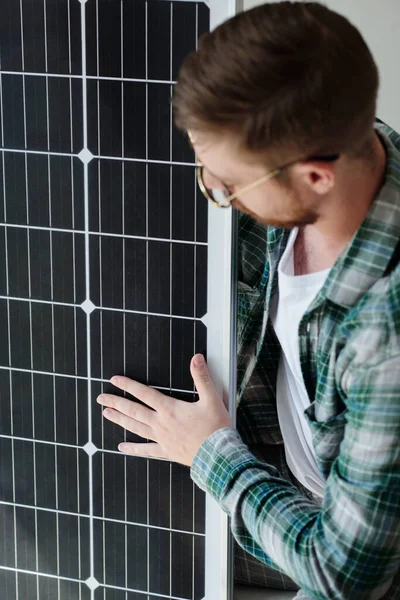 Muž Kontroluje Zda Solární Panel Není Poškozen Dodání — Stock fotografie