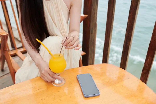 Mujer Joven Bebiendo Jugo Naranja Comprobando Las Redes Sociales Teléfono —  Fotos de Stock