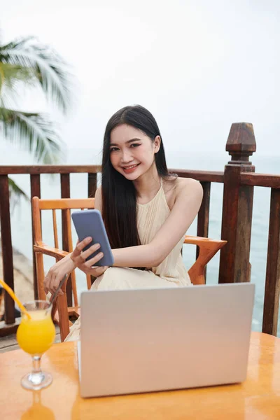 Portret Van Vrolijke Jonge Vrouw Zomerjurk Werkend Kustcafé — Stockfoto