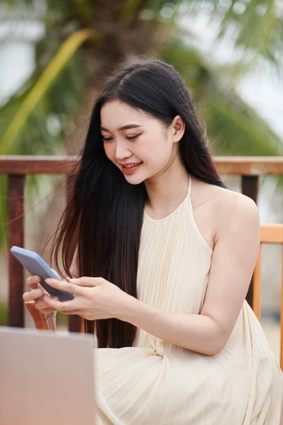 Sonriendo Encantadora Joven Mujer Contestando Mensajes Texto Teléfono Inteligente —  Fotos de Stock
