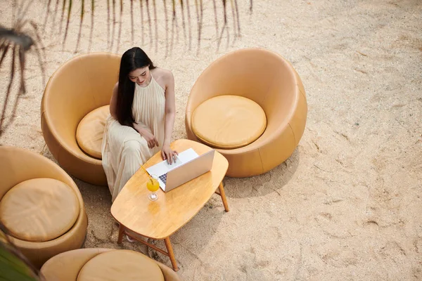 Молода Жінка Довгому Платті Сидячи Стільці Тропічному Пляжі Працюючи Ноутбуці — стокове фото