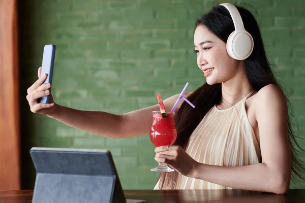 Hezká Mladá Žena Sluchátkách Přičemž Selfie Ovocným Koktejlem Kavárně — Stock fotografie