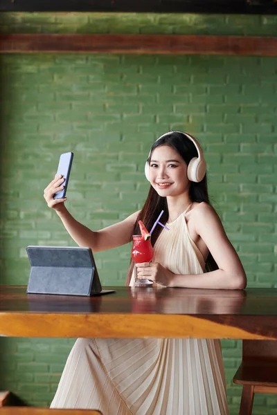 Portret Van Lachende Jonge Vrouw Met Fruit Cocktail Wanneer Video — Stockfoto