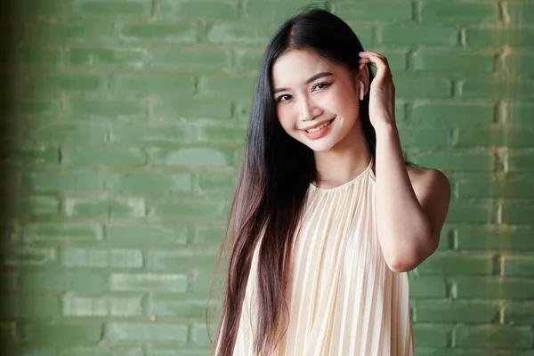 Porträtt Vackra Unga Vietnamesiska Kvinna Stoppa Håret Bakom Örat Och — Stockfoto