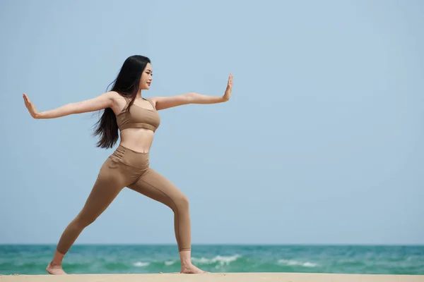 Mujer Joven Practicando Yoga Playa Arena Por Mañana — Foto de Stock