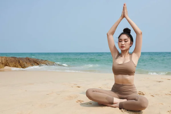 Ajuste Mujer Joven Disfrutando Meditación Mañana Playa Del Mar — Foto de Stock